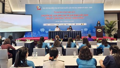 Bà Nguyễn Thị Nga - Phó Cục trưởng Cục Bà mẹ và Trẻ em (Bộ Y tế) trình bày tham luận.