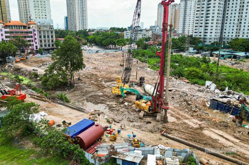 Máy móc được huy động trở lại, phục vụ thi công sau khi mặt bằng được bàn giao.