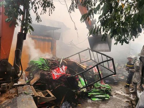 Do kho hàng vừa nhập về số lượng lớn hàng hóa nên thiệt hại về tài sản ước tính là rất lớn. Ảnh: M.H.