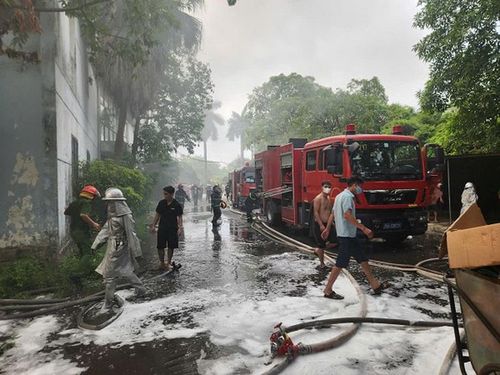 Lực lượng PCCC&amp;CNCH cùng xe cứu hỏa tại hiện trường triển khai chữa cháy. Ảnh: M.H.