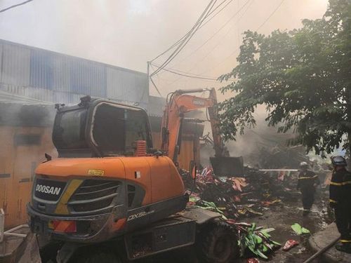 Sau khoảng một tiếng đồng hồ, ngọn lửa đã được khống chế hoàn toàn. Ảnh: M.H.