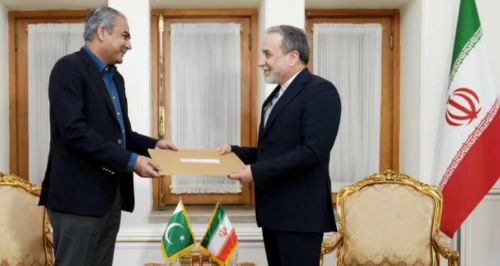 Hãng thông tấn nhà nước Iran IRNA sau đó công bố hình ảnh ông Pezeshkian cầm văn kiện có đầy đủ chữ ký của nguyên thủ hai nước.