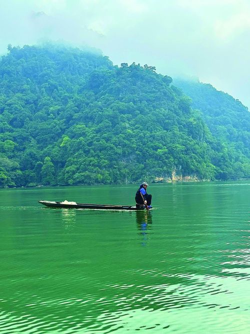 Người dân địa phương sử dụng thuyền nhỏ di chuyển trên hồ. 