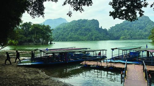 Bến thuyền đợi khách. 