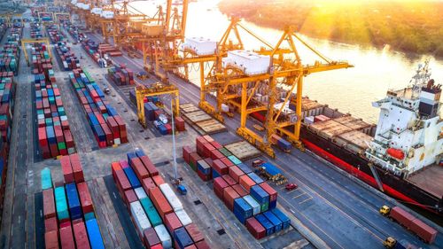 Với lợi thế có nhiều cảng biển lớn, TPHCM đang chuyển hướng mạnh về kinh tế biển. Ảnh: Q.Đ