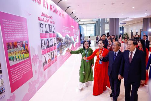 Ủy viên Bộ Chính trị, Chủ tịch Quốc hội Trần Thanh Mẫn; nguyên Ủy viên Bộ Chính trị, nguyên Chủ tịch Quốc hội Nguyễn Sinh Hùng tham quan triển lãm thành tựu của Hội Liên hiệp Phụ nữ qua các nhiệm kỳ. Ảnh: Quang Vinh
