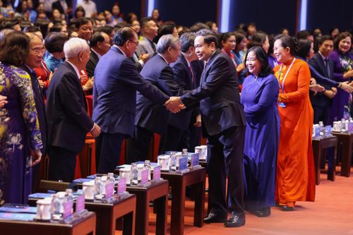 Chủ tịch Quốc hội Trần Thanh Mẫn, Chủ tịch Ủy ban Trung ương MTTQ Việt Nam Bùi Thị Minh Hoài cùng các đại biểu dự Đại hội. Ảnh: Quang Vinh