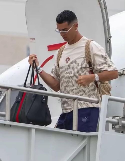 Bộ trang phục mới của PUMA và chiếc túi Gucci trị giá 3.500 euro của Ronaldo. Ảnh: FPF.