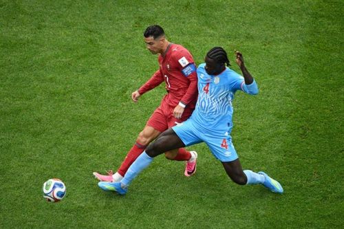  Mỗi khi Ronaldo chạm bóng, các cầu thủ Congo đều áp sát rất nhanh. Siêu sao 41 tuổi này thường trong tình trạng đói bóng dù Bồ Đào Nha sở hữu thời lượng kiểm soát bóng cả trận lên đến 75%. 