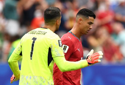  Ronaldo nhận sự tín nhiệm từ các đồng đội trước và trong khi trận đấu diễn ra, tuy nhiên không thể tỏa sáng ở thời điểm khó khăn. HLV Roberto Martinez cũng quyết định không rút CR7 ra nghỉ dù hàng công chơi bế tắc. 