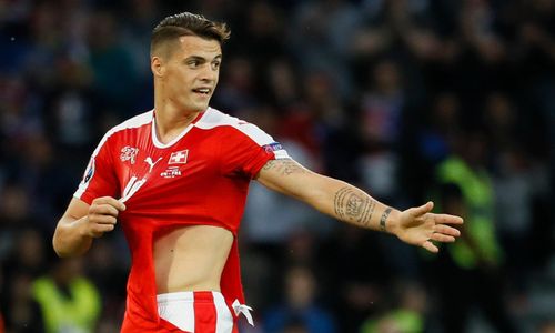  Tại Euro 2016, nhiều cầu thủ Thụy Sĩ từng phải liên tục thay áo vì trang phục thi đấu bị rách sau các pha va chạm. Ảnh: Reuters. 