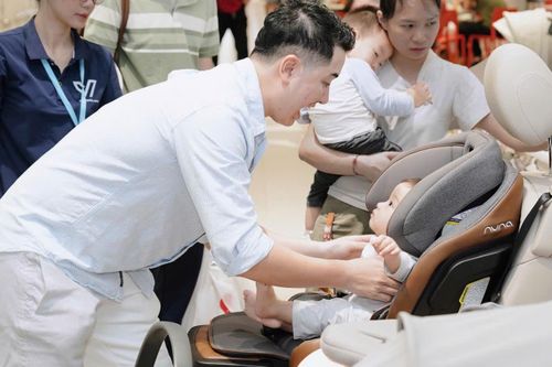 Tùy độ tuổi của trẻ, phụ huynh nên tìm mua thiết bị an toàn trên ôtô phù hợp. Ảnh: VinaQuick.