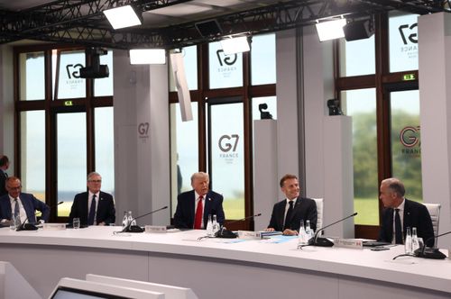  Tổng thống Mỹ Donald Trump, Tổng thống Pháp Emmanuel Macron, Thủ tướng Anh Keir Starmer, Thủ tướng Canada Mark Carney và Thủ tướng Đức Friedrich Merz tham dự phiên làm việc với các nhà lãnh đạo G7 trong khuôn khổ Hội nghị tại Pháp ngày 17/6. Ảnh: Reuters. 