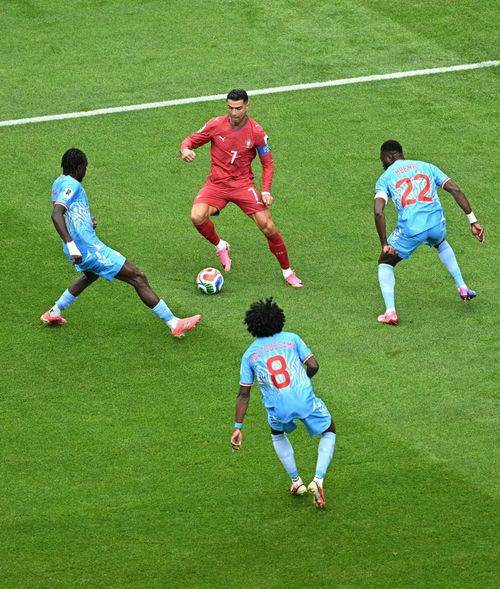  Tuy nhiên, dù được HLV Roberto Martinez tin tưởng trao suất đá chính, Ronaldo thi đấu trọn vẹn 90 phút nhưng không thể tạo ra dấu ấn đáng kể trên hàng công. 