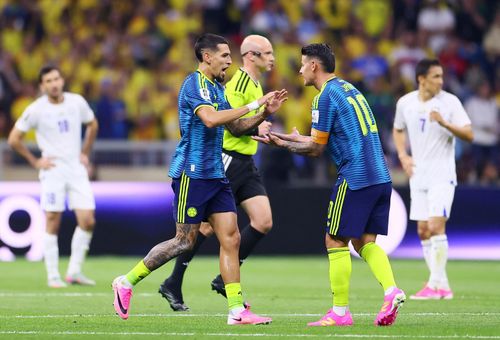 James ăn mừng cùng Munoz - người mở tỷ số cho Colombia. Ảnh: Reuters.