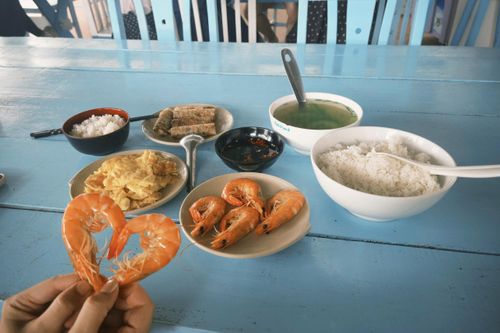  Bữa cơm do chủ homestay nấu rất hợp với khẩu vị của Linh. Ảnh: Đỗ Ngọc Phương Linh. 