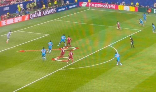 Ronaldo lẽ ra nên di chuyển về khu vực gần cầu môn để kéo giãn hàng thủ đối phương.