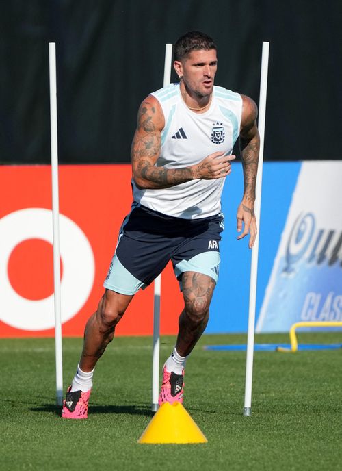  Tiền vệ Rodrigo De Paul (bên phải) của đội tuyển Argentina được bình chọn là cầu thủ đẹp trai nhất World Cup 2026. Ảnh: Denny Medley/Reuters.