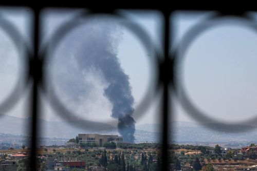 Khói bốc lên nghi ngút từ miền nam Lebanon sau các cuộc không kích của Israel ngày 17/6. Ảnh: Reuters.