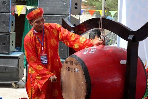 Tiếng trống khai hội vang lên giữa không khí rộn ràng của Tết Đoan Ngọ, báo hiệu những cuộc tranh tài sôi nổi trên đường đua