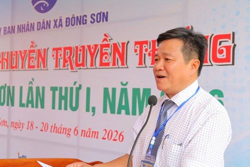 Ông Phạm Quang Thái, Phó Chủ tịch UBND xã Đông Sơn phát biểu khai mạc Hội đua thuyền truyền thống xã Đông Sơn