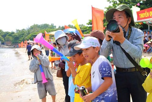 Đông đảo người dân và du khách tập trung tại khu vực Lăng Vạn Vũng Tàu để theo dõi và cổ vũ các đội đua