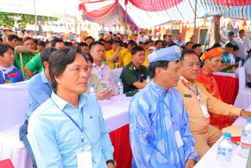 Đại biểu tham dự khai mạc Hội đua thuyền truyền thống xã Đông Sơn