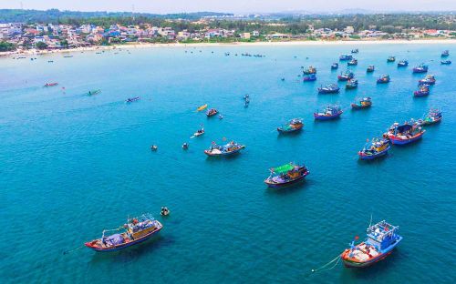 Những nhịp chèo mạnh mẽ, đồng đều thể hiện tinh thần đoàn kết, ý chí và sức mạnh của cư dân vùng biển Đông Sơn. Ảnh Việt Hoàng