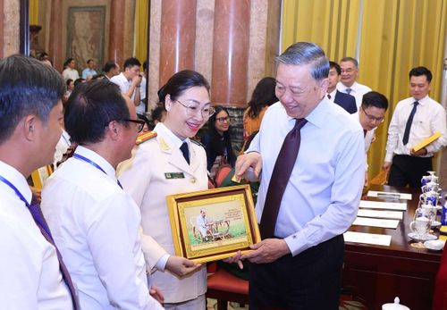 Tổng Bí thư, Chủ tịch nước Tô Lâm tặng quà lưu niệm cho các nhà báo tiêu biểu. Ảnh: Văn Điệp – TTXVN