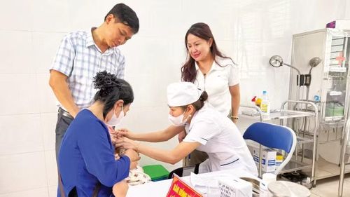 Cán bộ y tế cho trẻ em uống vitamin A tại địa bàn Hà Nội. (Ảnh: TRUNG TUYẾN)