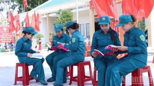 Các nữ dân quân phường Ba Ngòi tích cực học tập, nghiên cứu tài liệu tuyên truyền pháp luật, để tham gia vận động nhân dân chấp hành chủ trương của Đảng, chính sách, pháp luật của Nhà nước và hưởng ứng các phong trào thi đua tại địa phương.
