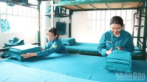 Chị em gấp tư trang, sắp xếp gối, chăn gọn gàng tại chỗ nghỉ cá nhân trước khi ra thao trường tập luyện.