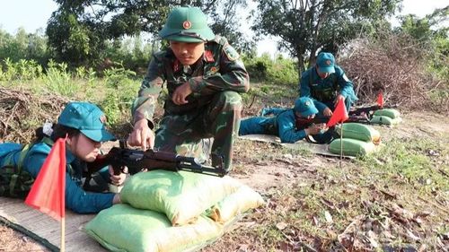 Trên thao trường, sự mềm mại vốn có của người phụ nữ hòa quyện với tác phong nhanh nhẹn, dứt khoát của người chiến sĩ dân quân, tạo nên hình ảnh đẹp về lực lượng vũ trang địa phương.