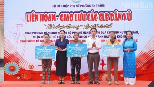 Phụ nữ phường An Thắng (thành phố Đà Nẵng) tặng sinh kế cho phụ nữ khó khăn.