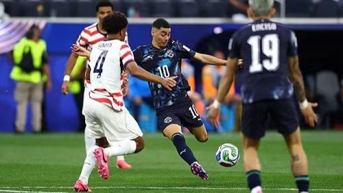 Khả năng càn quét và thu hồi bóng của Tyler Adams ở khu trung tuyến sẽ là chốt chặn quan trọng giúp tuyển Mỹ hóa giải các đợt phản công chớp nhoáng từ Australia. (Ảnh: FIFA)