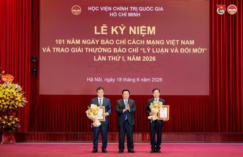 Đồng chí Nguyễn Xuân Thắng, nguyên Ủy viên Bộ Chính trị, Chủ tịch Hội đồng Lý luận Trung ương trao giải thưởng tặng các tác giả đạt giải. Ảnh: Phan Anh (Đoàn Thanh niên Học viện Chính trị quốc gia Hồ Chí Minh)