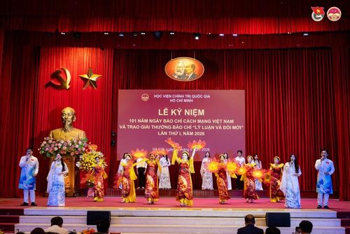 Các tiết mục văn nghệ chào mừng. Ảnh: Phan Anh (Đoàn Thanh niên Học viện Chính trị quốc gia Hồ Chí Minh)