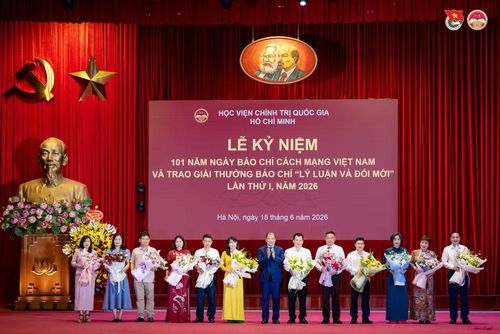 Lãnh đạo Học viện tặng hoa cho đại diện các tạp chí thuộc Học viện. Ảnh: Phan Anh (Đoàn Thanh niên Học viện Chính trị quốc gia Hồ Chí Minh)