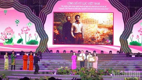 Công bố kỷ lục Việt Nam đối với tác phẩm chân dung nghệ thuật tái hiện bối cảnh lịch sử, chủ đề “Nguyễn Tất Thành và thân phụ Nguyễn Sinh Sắc - Trước bình minh (năm 1911)”.