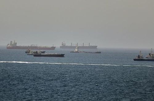 Các tàu chở dầu và tàu chở hàng ở vịnh Oman, dọc theo các tuyến đường vận chuyển nối liền eo biển Hormuz và biển Ả Rập hôm 16-6 Ảnh: AP