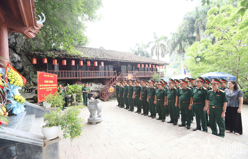 Đoàn công tác dâng hoa, dâng hương tưởng niệm các anh hùng liệt sĩ ngành Xe máy - Vận tải quân sự tại Khu di tích Nhị - Tam Thanh. 