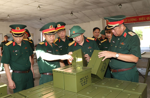  Đoàn công tác kiểm tra công tác bao gói đạn dược tại Trạm bảo dưỡng, sửa chữa (Kho K890). 