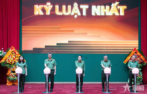  Nghi thức phát động thi đua. Ảnh: THANH BÌNH
