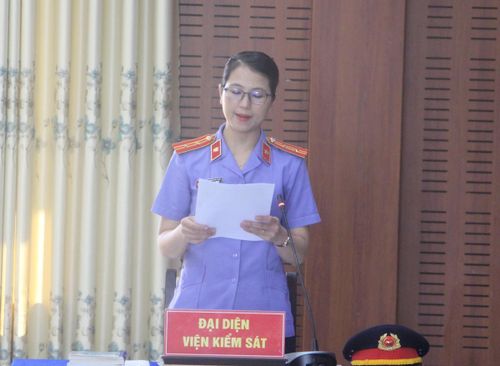 Đại diện VKSND khu vực 11 công bố cáo trạng tại phiên tòa.