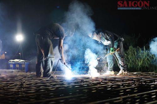  Công nhân hàn sắt trong ca làm về đêm. Ảnh: ĐOÀN KIÊN 