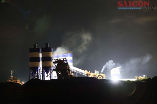  Trạm trộn bê tông xây dựng ngay tại công trường, hoạt động xuyên đêm đảm bảo nguồn vật liệu ổn định. Ảnh: ĐOÀN KIÊN 