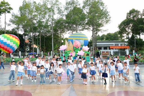  Lễ hội thu hút đông đảo người dân và du khách trong và ngoài nước tham quan mua sắm, trải nghiệm 