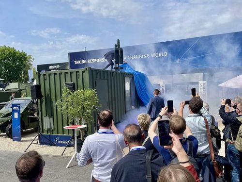Các lãnh đạo công ty đã trình bày ý tưởng này tại Triển lãm quốc phòng Eurosatory bên ngoài Paris vào ngày 15/6, khi họ vén màn mô hình mẫu trong một buổi lễ nhỏ như một lời ca ngợi sức mạnh tấn công của các máy bay không người lái cảm tử tập trung.