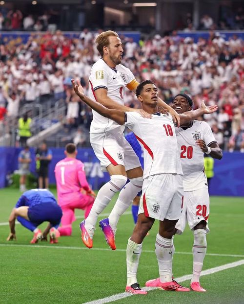 Không chỉ bùng nổ trên khán đài, dưới sân tuyển Anh cũng đánh bại Croatia 4-2 ở trận ra quân bảng L World Cup 2026. Harry Kane và Jude Bellingham đều ghi bàn trong chiến thắng của tuyển Anh.