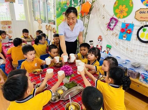 Cô và trò Trường Mầm non An Khánh B, xã An Khánh, Hà Nội.